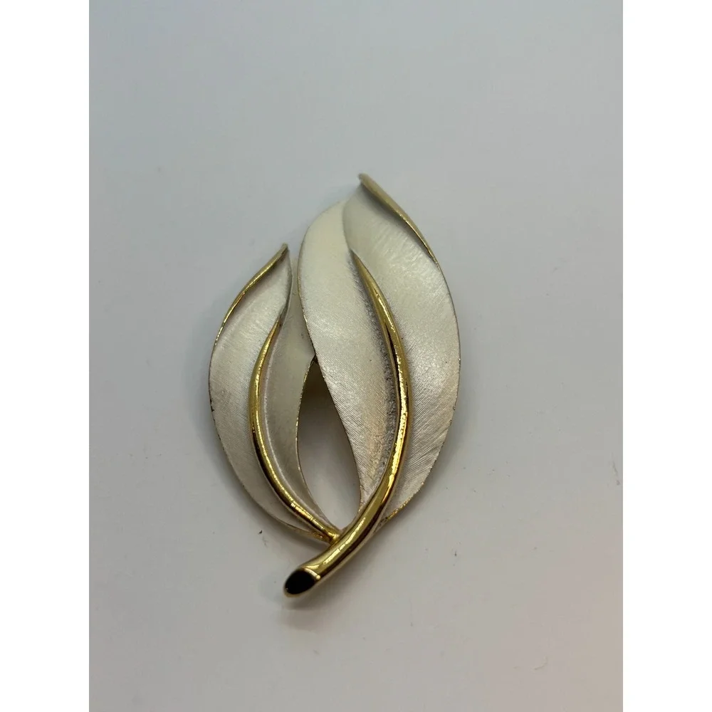 Vintage‎ Brooch Gold Tone and Enamel Signed Sarah Coventry Twisted Leaf